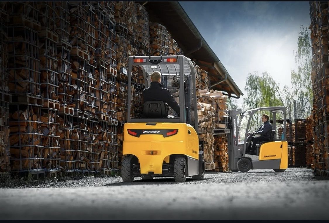 Sahada çalışan Jungheinrich akülü forkliftler